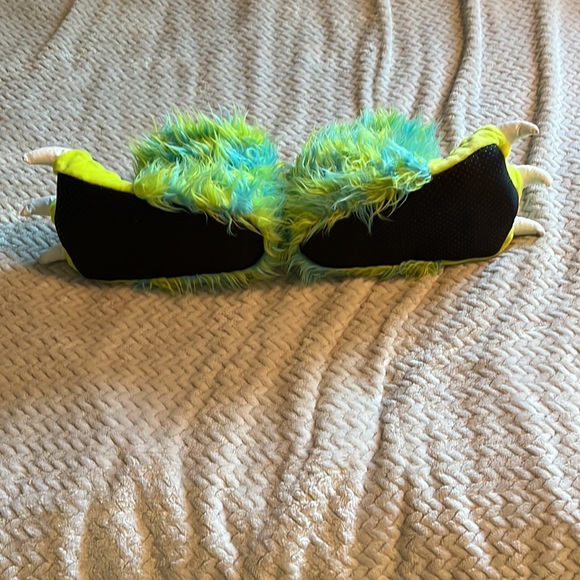 Men’s size 4 to 7 and Women’s size 5 to 8 monster claw green fuzzy slippers. - Picture 7 of 9